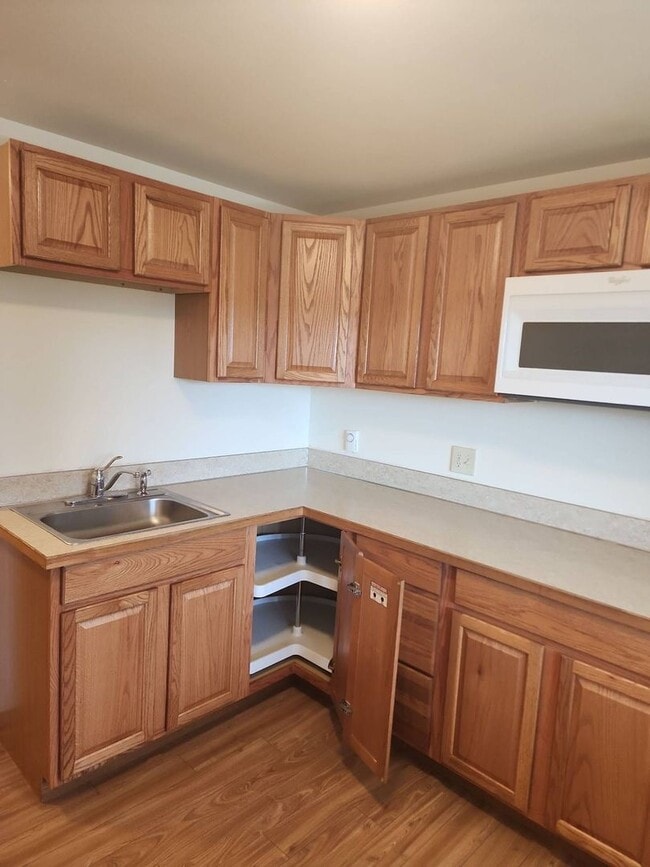 Building Photo - Cute studio available - Top floor! Elevato...