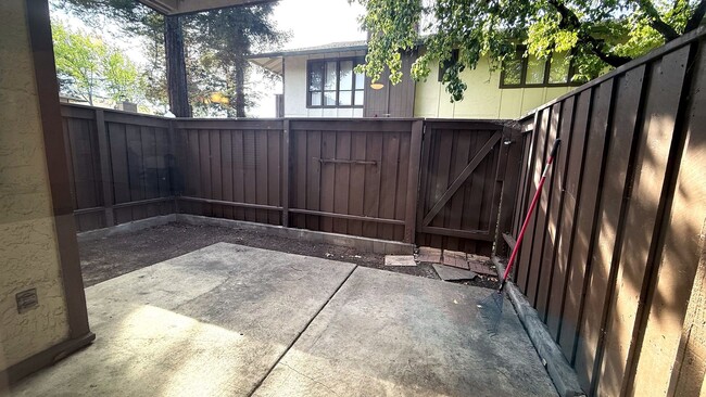 Building Photo - Charming 1 bed 1 bath condo on bottom floor