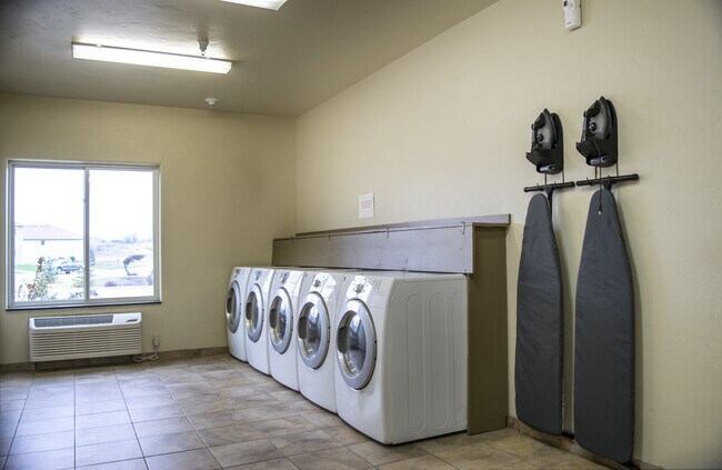 Foto del edificio - 1193 14th RP-Dickinson, LLC