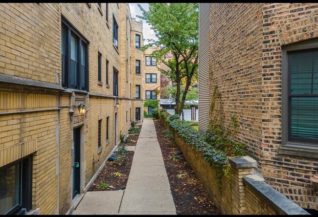 Foto del edificio - 646.5 W Roscoe St