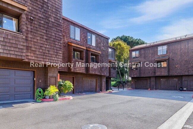 Building Photo - AVAILABLE JULY- Updated Tri-Level 2 Bedroo...