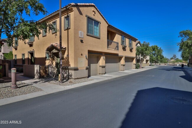 Building Photo - 7502 S 30th Run