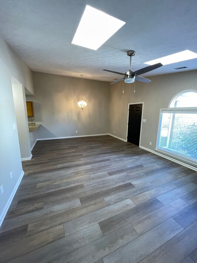 Comedor/Espacio flexible - 160 Garden Ct