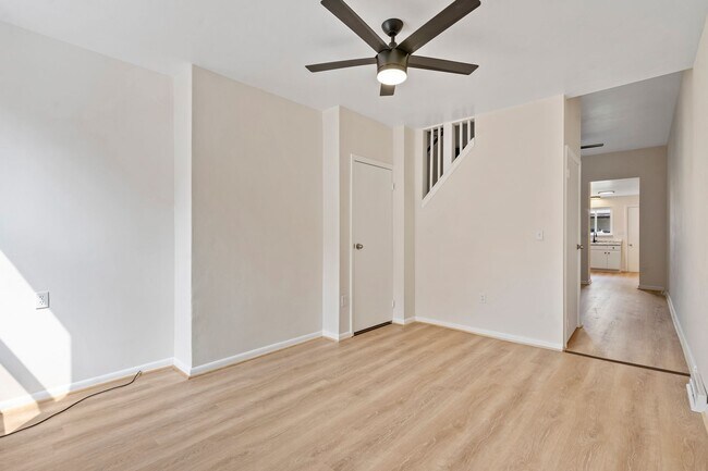 Building Photo - Newly renovated 2 Bed, 1 Bath w/ Bonus Room, Central AC, Laundry - Available October 1st!