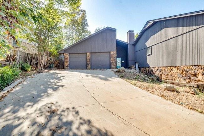 Foto del edificio - Light-Filled Mid-Century Vibes: 2BR/2BA w/...
