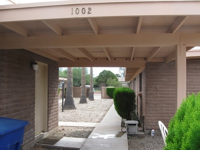 Building Photo - 1002 E Lester St