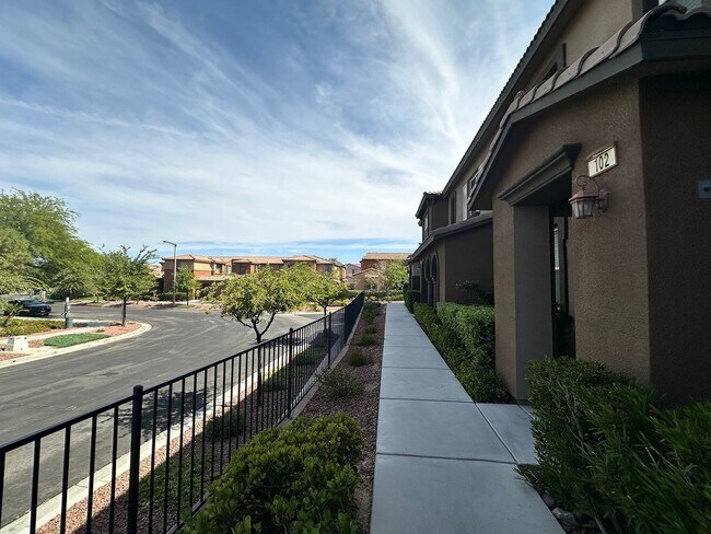 Foto del edificio - Summerlin Townhome