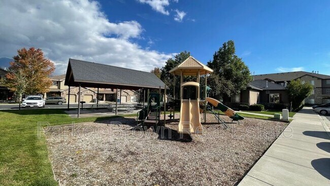 Building Photo - 582 S 980 W