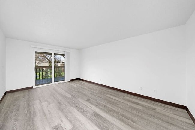 Building Photo - 2 bedroom 1 bath in Milwaukie!!