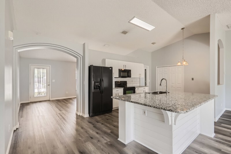 Foto principal - 6075 Edison St