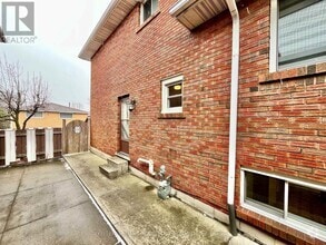 Building Photo - 39 Lisgar Ct