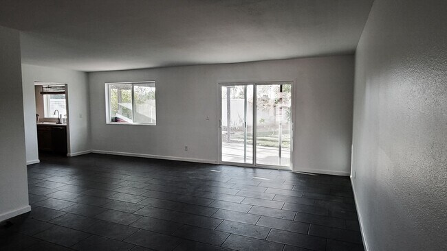 Foto del edificio - Contemporary 4-bedroom, 3-bath remodeled h...