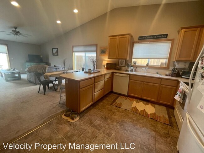 Building Photo - 3 br, 2 bath House - 428 Center Ridge Dr.