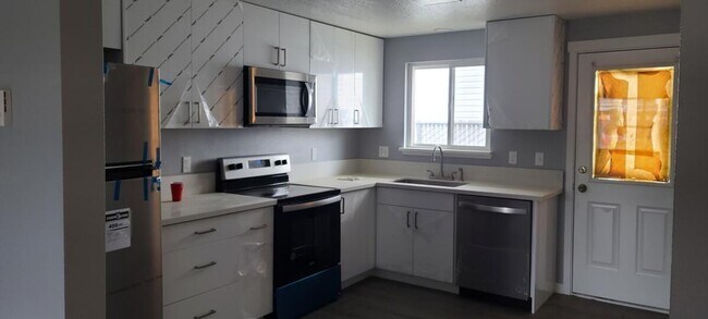 Building Photo - Renovated 2 bedroom, 1 bath apartment