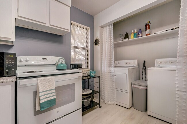 Fully Stocked Kitchen - 6652 Dublin Loop W