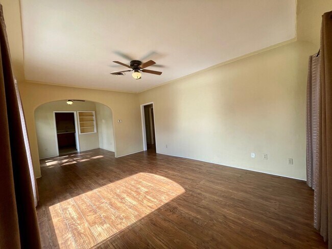 Building Photo - 2 Bedroom 1 Bathroom Home in Spring Valley