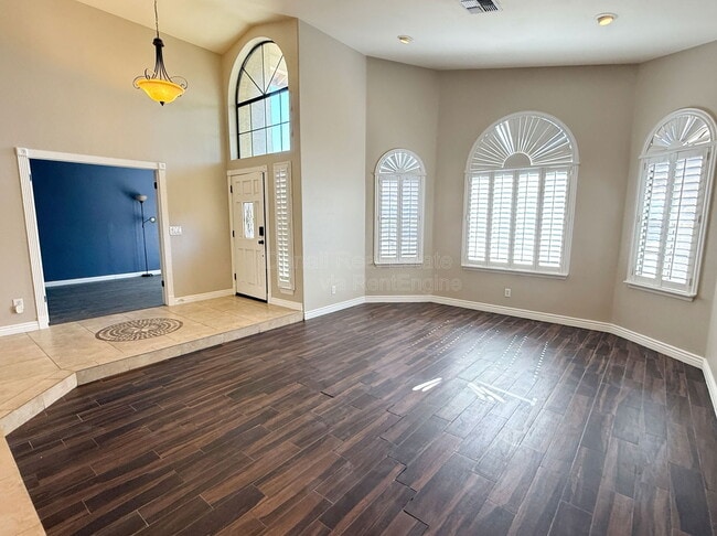 Building Photo - 902 W Sherri Dr