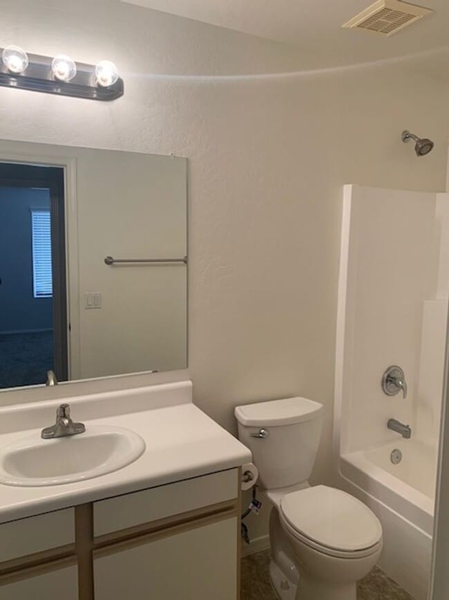 Building Photo - 4 bedroom at Signal Butte/Southern