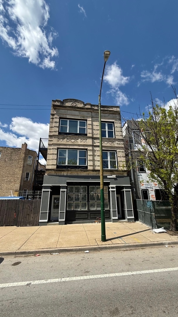 Building Photo - 1118 S Western Ave