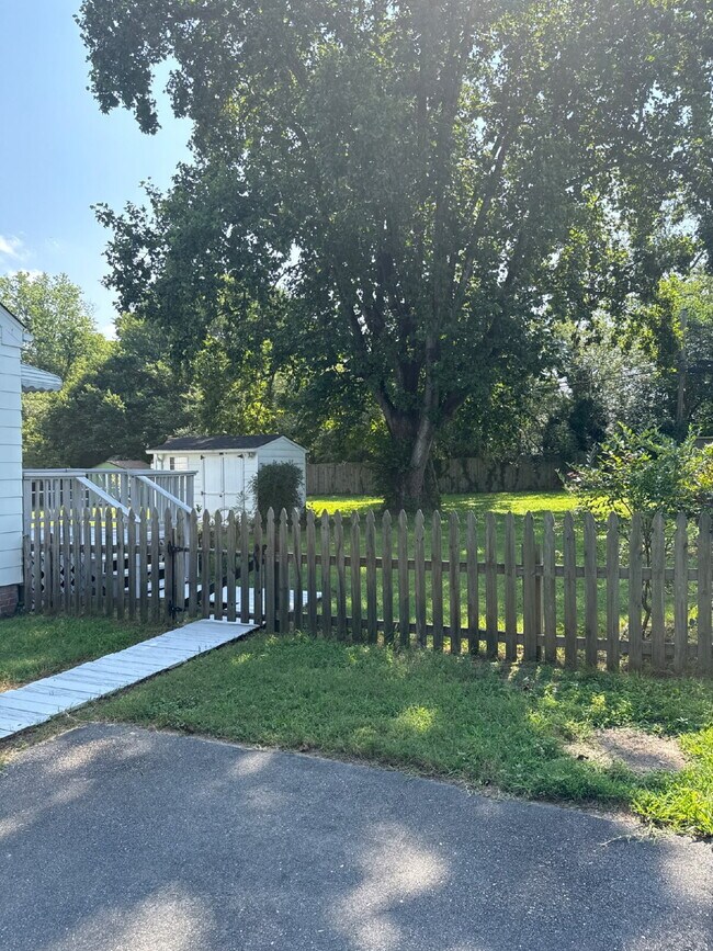 Building Photo - Adorable Home in quiet neighborhood!