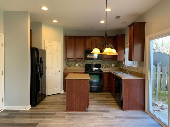 Building Photo - Updated 3 Bedroom Townhome in Whitsett