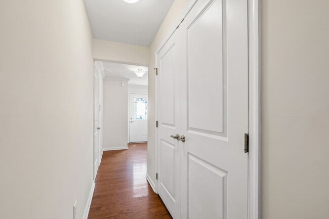 Building Photo - Beautifully Maintained 4BR/3.5BA End-Unit Townhome in Twin Lakes