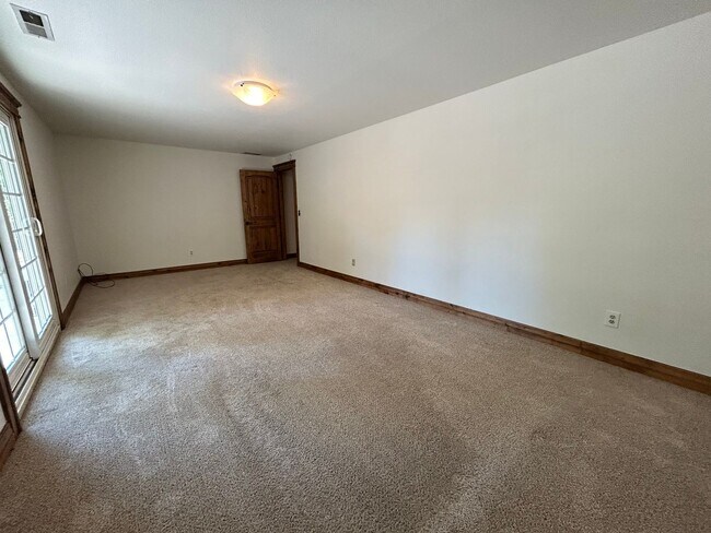 Building Photo - Charming 3 Bedroom Home with Modern Upgrad...