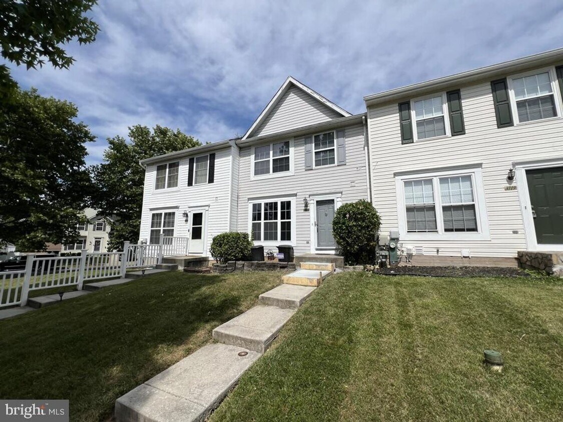 Foto principal - Beautiful 3bd 1.5bth Townhome in Pikeswood...