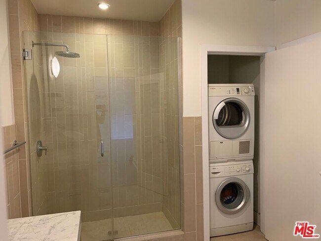 Building Photo - 727 W 7th St