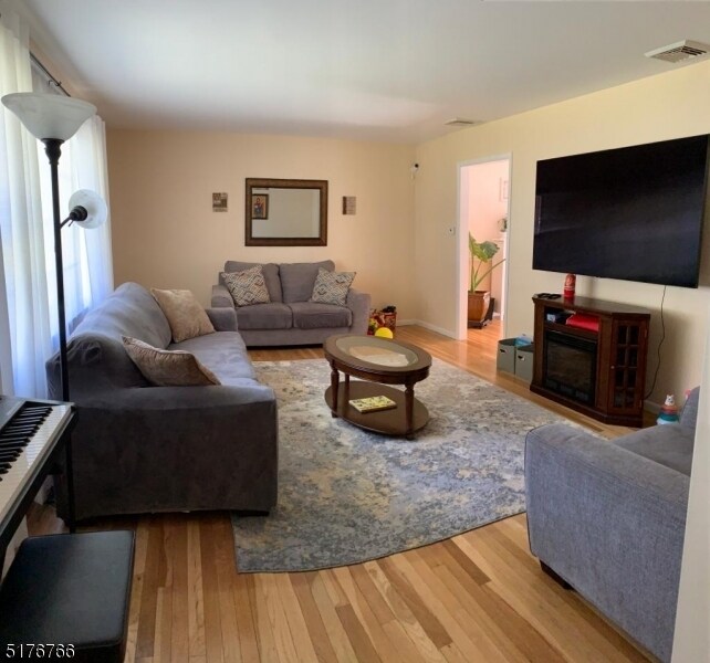 Foto del edificio - 11 Lewis Ln