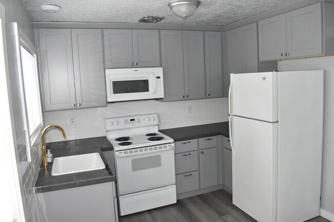 Cocina y comedor - 7905 N Fessenden St