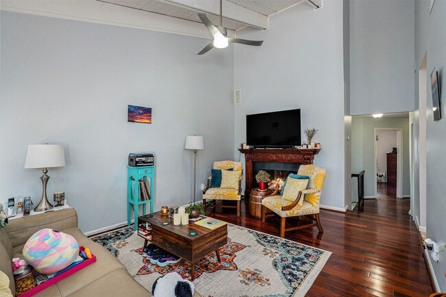 Building Photo - 3813 Paces Ferry W