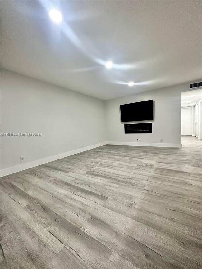 Building Photo - 573 N University Dr