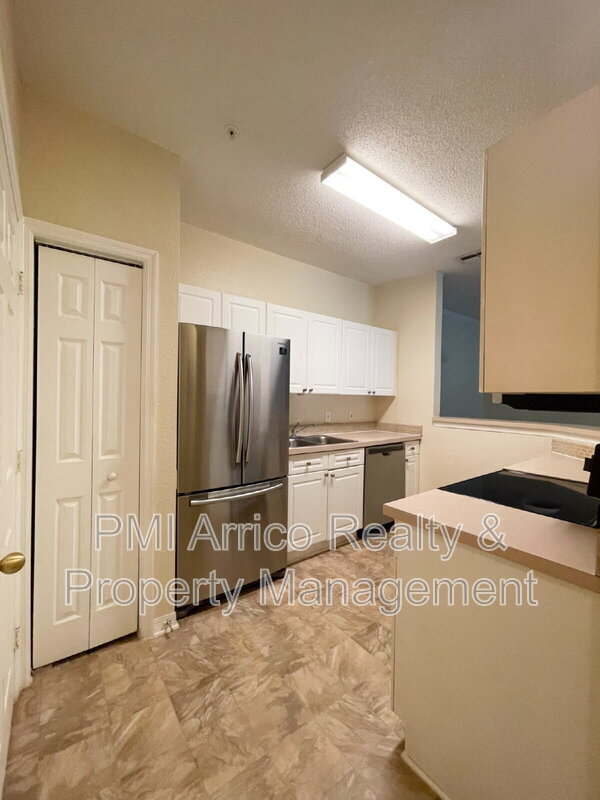 Building Photo - 18001 Richmond Pl Dr