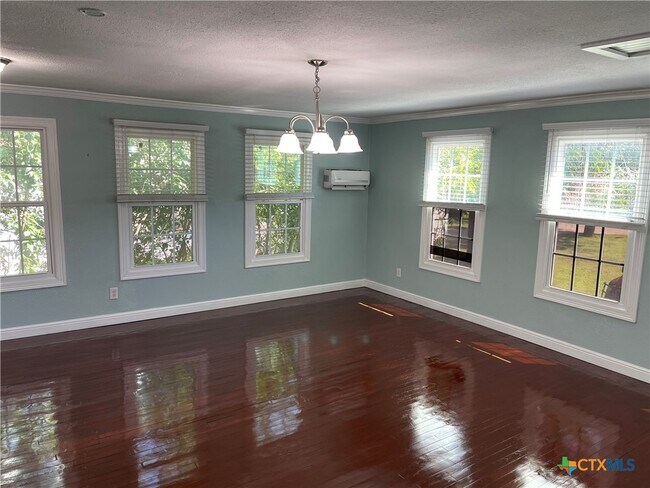Foto del edificio - 158 N Chestnut Ave