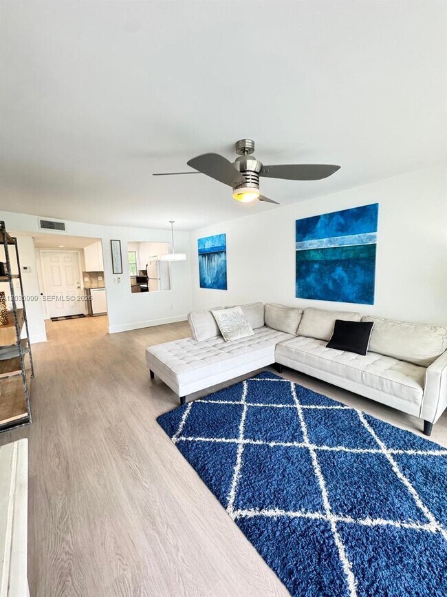 Foto del edificio - 8300 Sunrise Lakes Blvd
