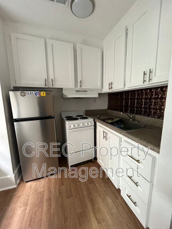 Building Photo - 293 King St