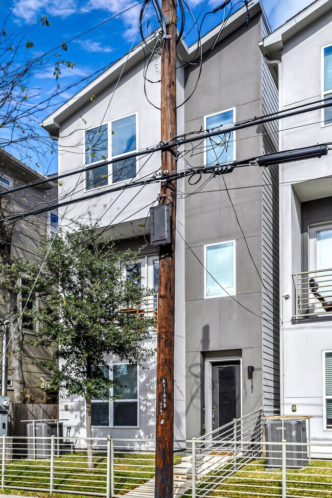 Building Photo - 3105 Gillespie St