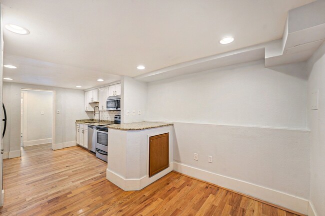 Building Photo - Available Immediately! Beautifully Renovat...