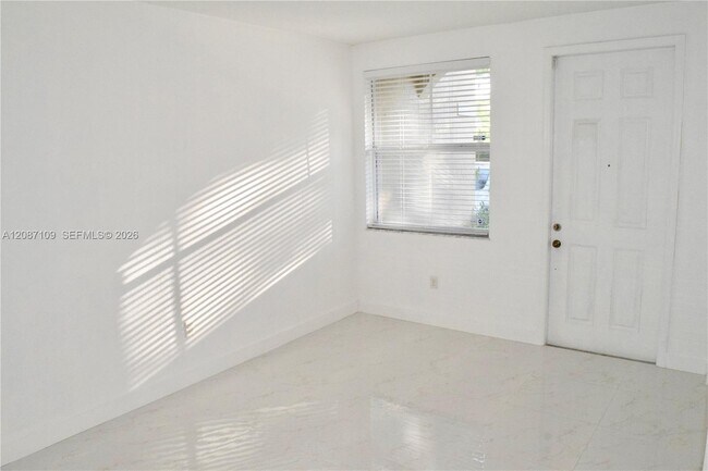 Building Photo - 20733 NE 10th Ct