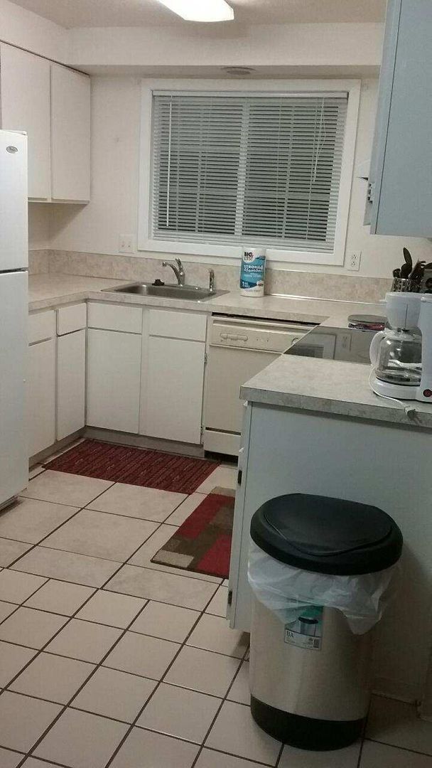 Building Photo - 2 bedroom 1 bathroom fully furnished apart...