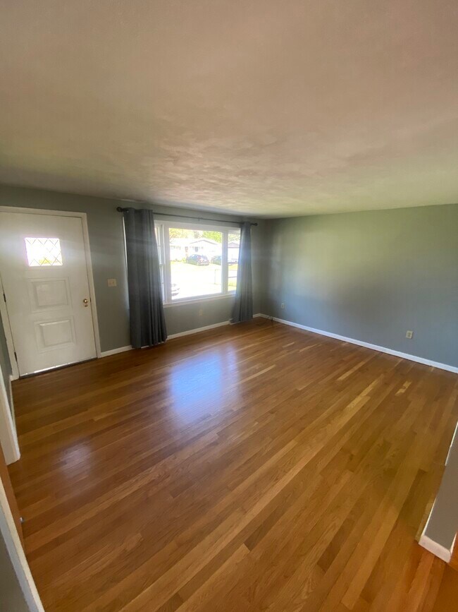 Living room - 25 Royal Brook Ln