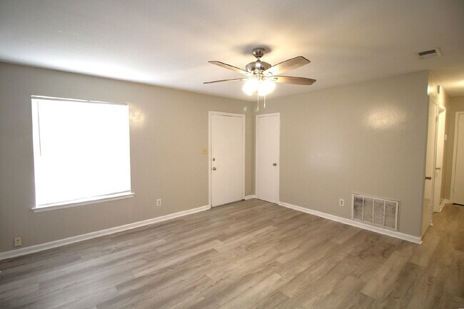 Foto del edificio - Updated 2BR/1BA in Gulf Breeze –  Water & Lawn Care Included – Available Now!