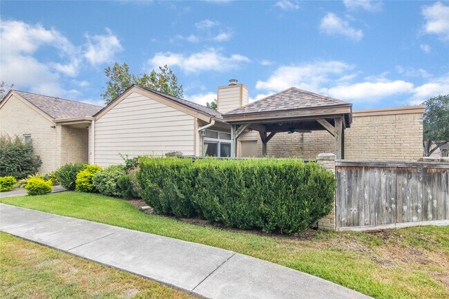 Foto del edificio - 910 Fleetwood Pl Dr