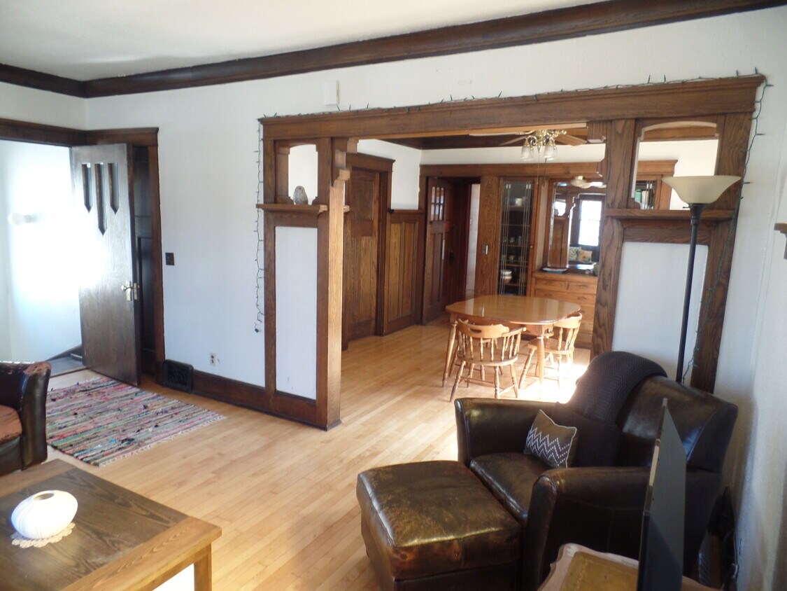 Sala de estar - 3364 N Oakland Ave