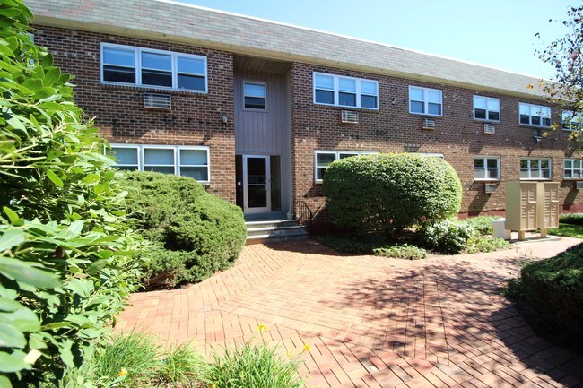 Building Photo - 637 Cove Rd