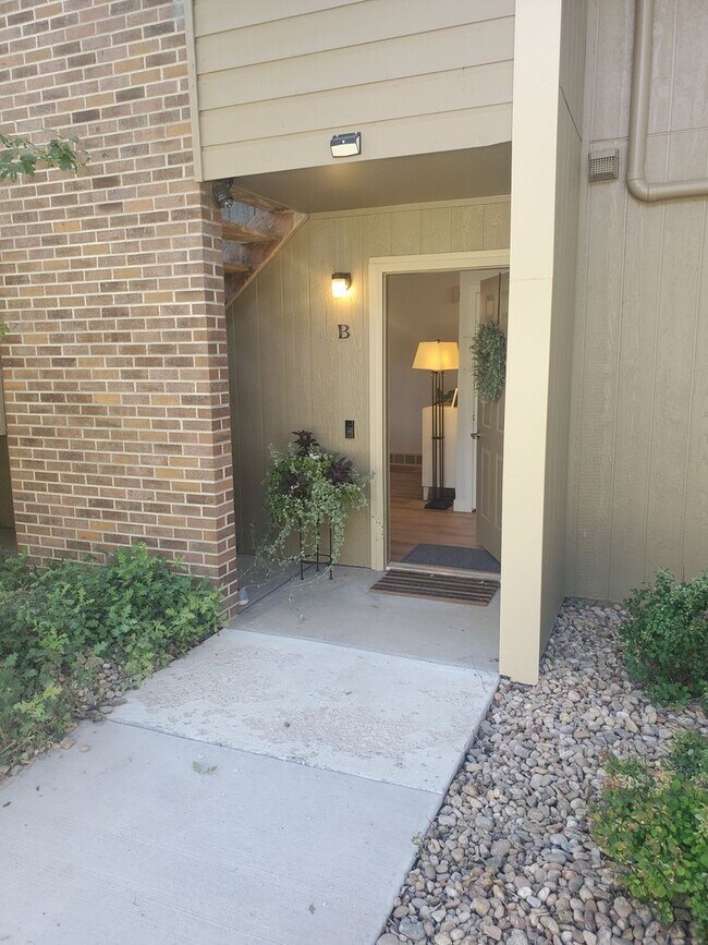 Foto del edificio - Updated and Spacious 1 Bedroom with Attached Garage!
