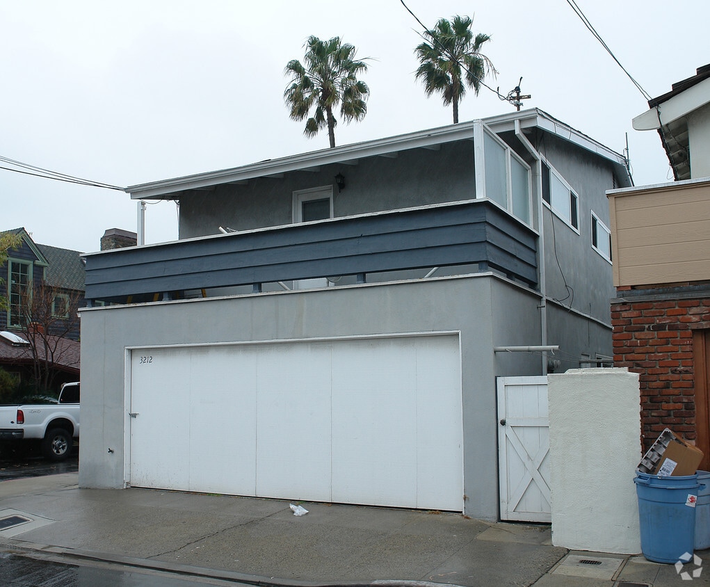 Building Photo - 3212 Marcus Ave