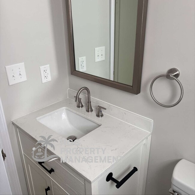 Building Photo - 827 Moore St