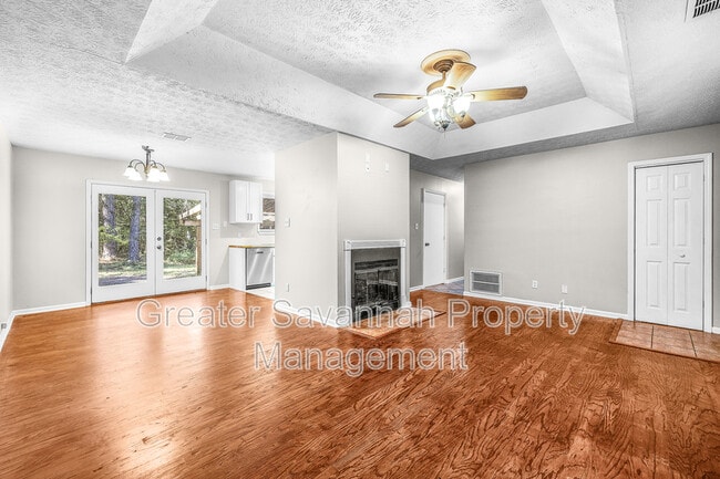 Foto del edificio - 615 W Tietgen St